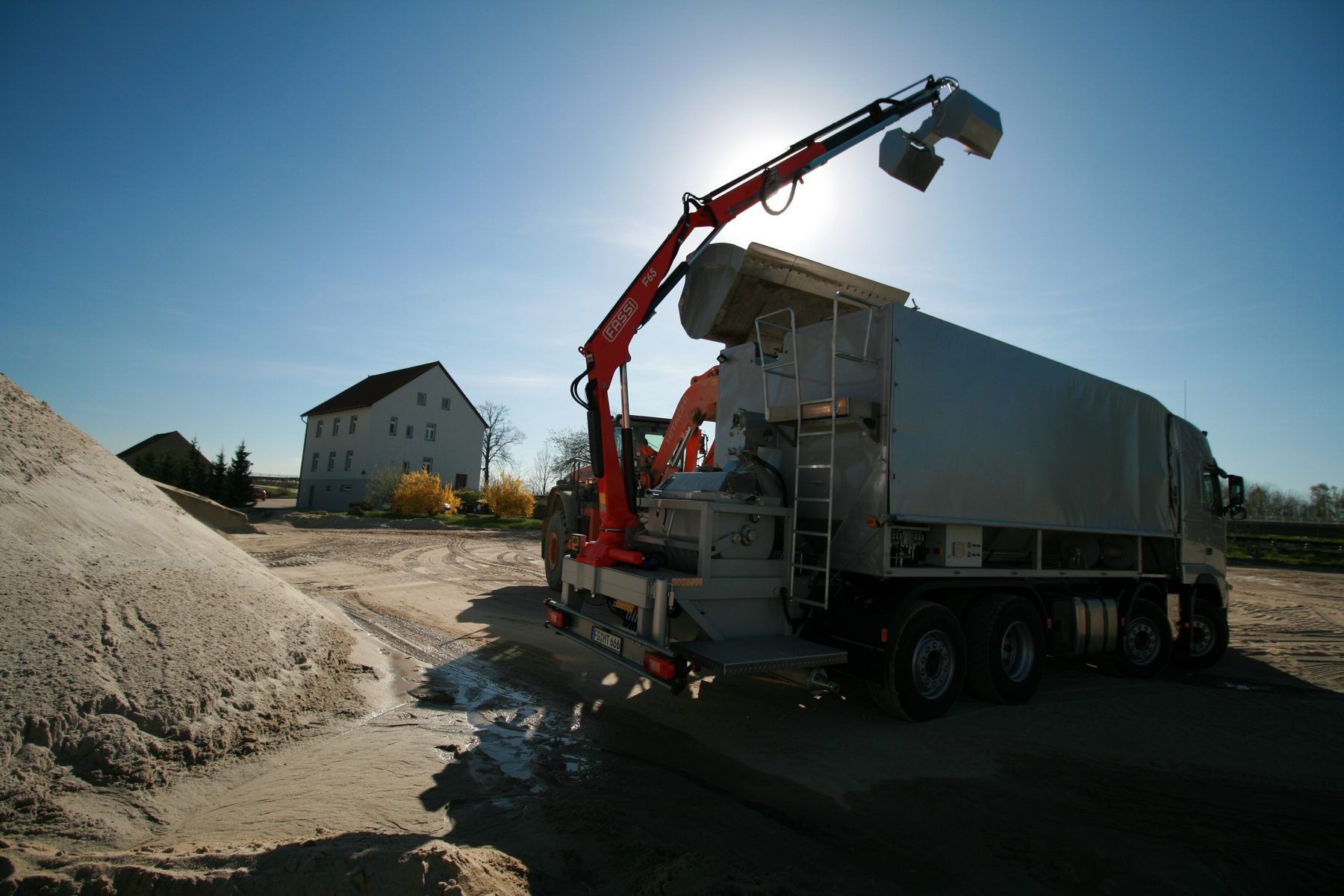 Niedrige Pritschen mit Ladekran